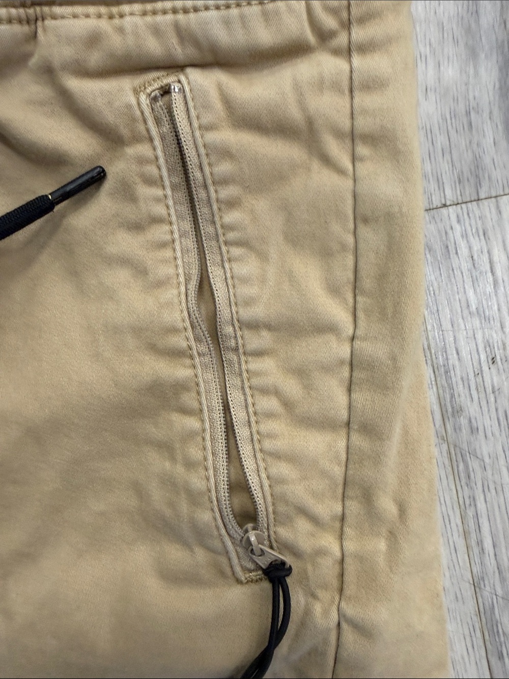 Hollister Men's Tan Cargo Jogger Pants with Black Drawstrings - Picture 4 of 7